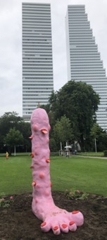 Mika Rottenberg Fontäne